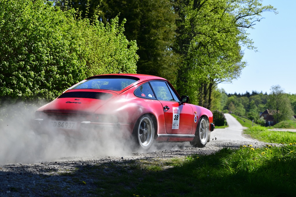 Far og søn-mandskabet Leif og Kent Poulsen har tidligere vundet pokaler hos Dansk Rally Club. Det vil de gerne gentage i DRC Classic Regularity lørdag d. 12. september.
(Foto: Michael Eisenberg)